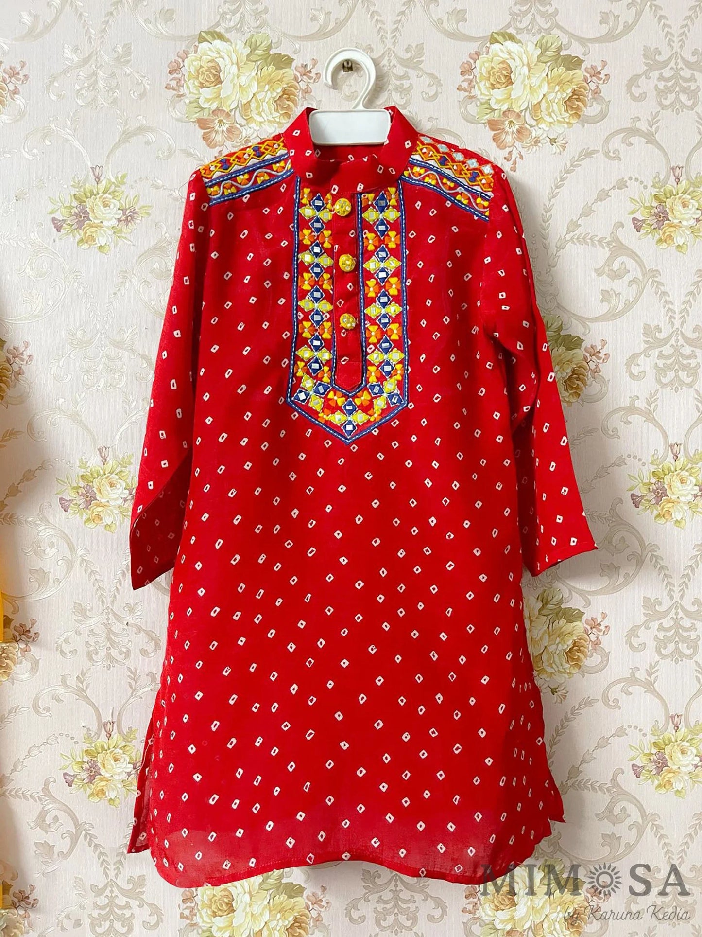 Bandi print Kurta with Mirror work embroidery around neck and shoulder, comes with bottom