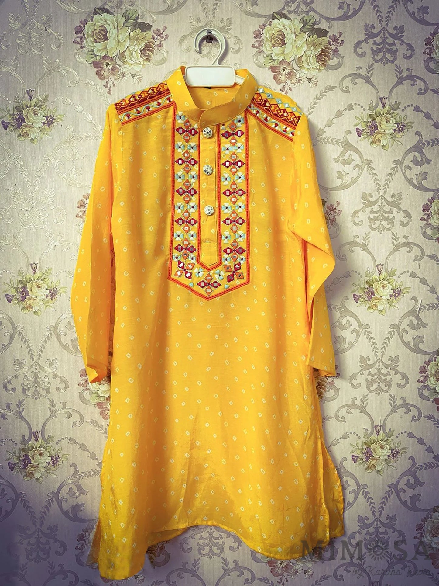 Bandi print Kurta with Mirror work embroidery around neck and shoulder, comes with bottom