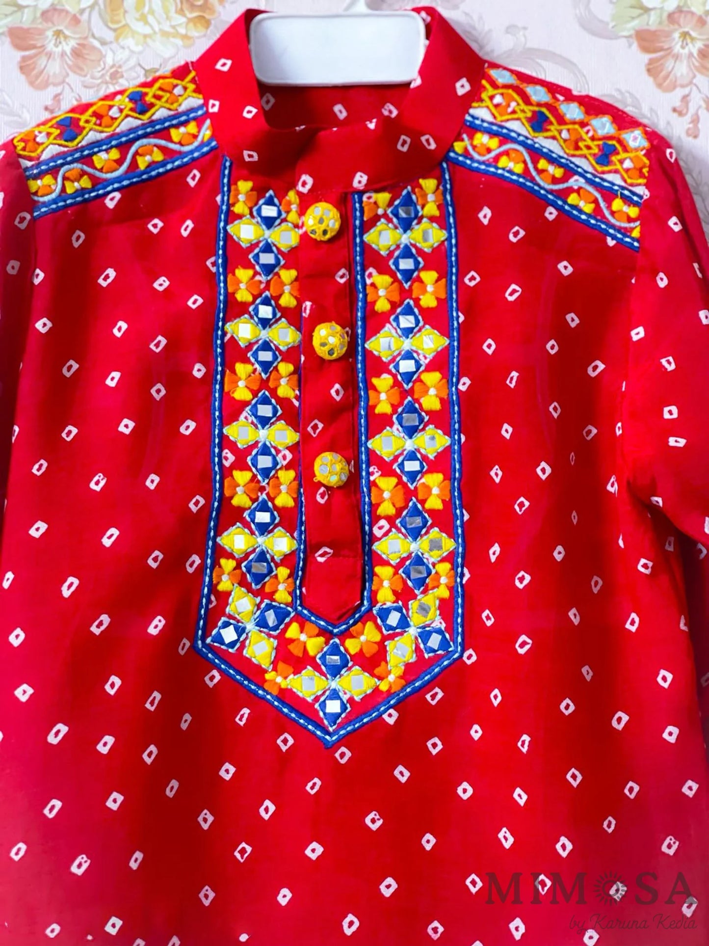 Bandi print Kurta with Mirror work embroidery around neck and shoulder, comes with bottom
